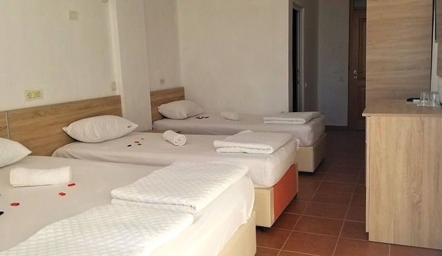 Comfy family with double bed + 2 single beds - sea view balcony