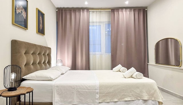 Contemporary & Spacious Renovated Apt, DT Syntagma in Athina