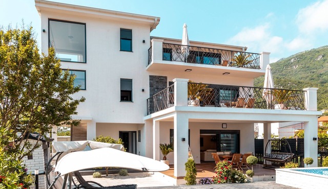 Contemporary villa w/private pool - 10 min from the beach