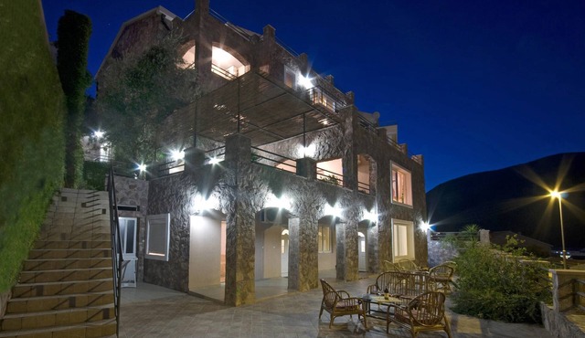 Contessa Apartments