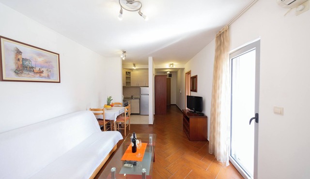 Cozy 1-Bedroom Apartment, Walking Distance to the Beach No. 5
