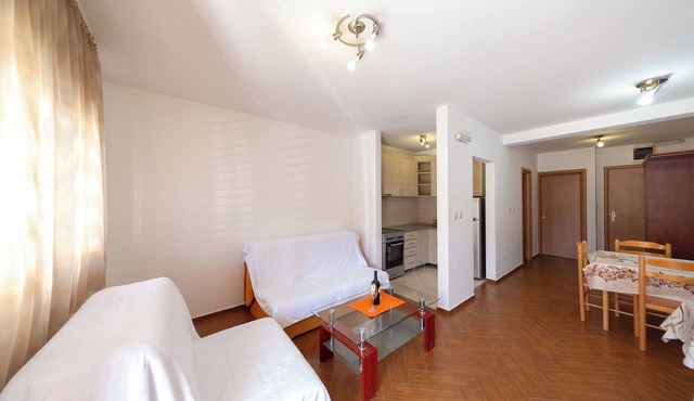 Cozy 1-Bedroom Apartment, Walking Distance to the Beach No. 4