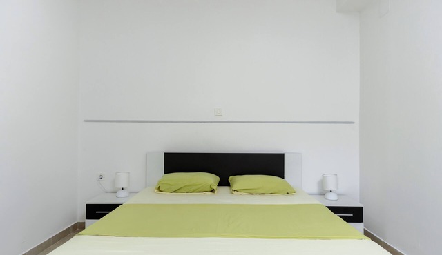 Cozy 1-bedroom apartment in a peaceful part of Budva with WiFi, AC, TV.