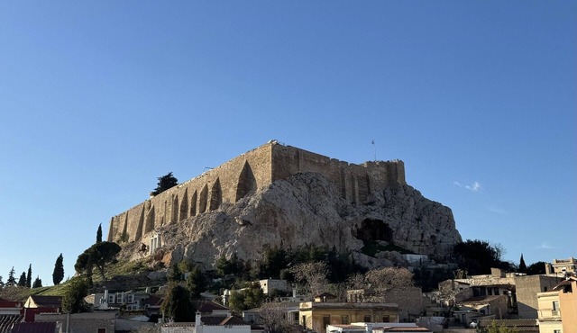 Cozy Apartment with Acropolis View Rooftop Access in Athina
