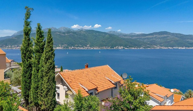 Cozy home in Tivat with house a panoramic view