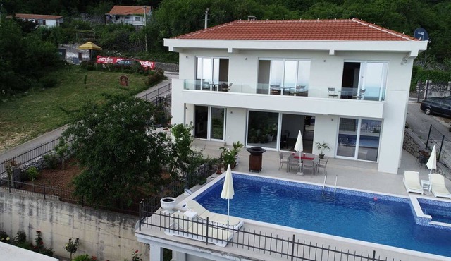 Cozy Moonstruck Villa