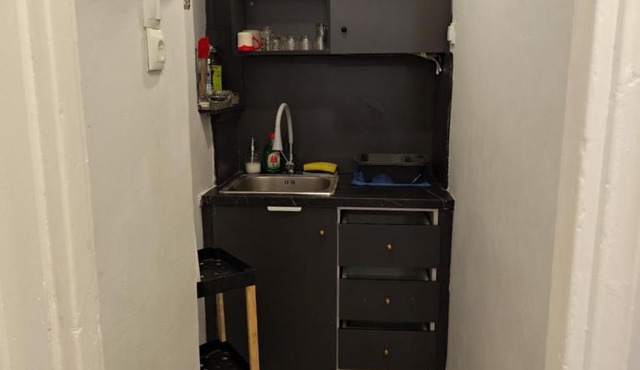 Cozy Semi-Basement Studio 2 Stops to Monastiraki in Athens
