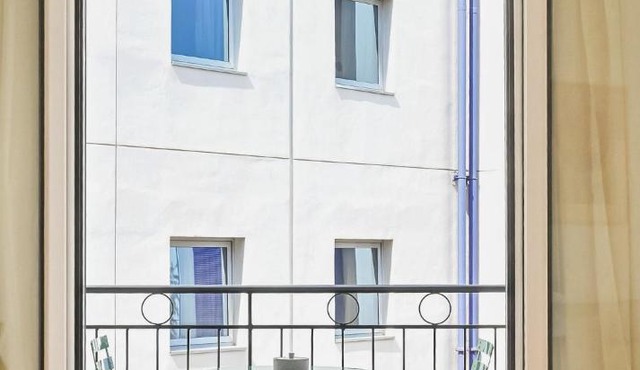 Cozy & Stylish Apartment with Balcony Netflix Near Metro in Athens