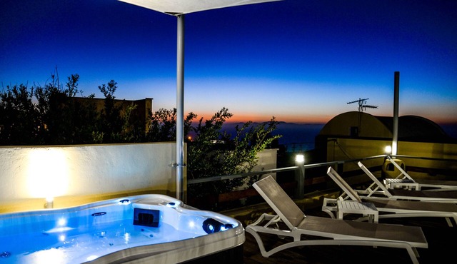 Cycladic apartment with jacuzzi in Oía