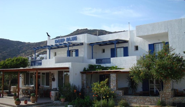 Deep Blue Rooms & Apartments in Mylopotas