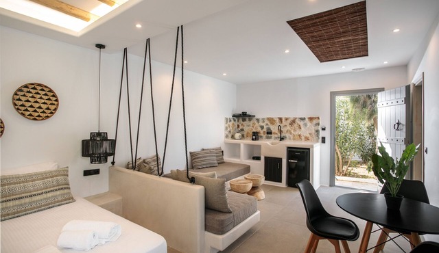 Deluxe family room in Naxos town (shared pool)