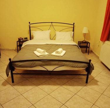 Detached house with a lovely yard 5' walk from Metro Station Agios Dimitrios and METRO MALL in Athens