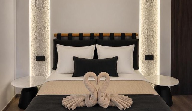DIVINUS Luxury Stay-Athens Airport-Late&Self Check In in Markopoulo