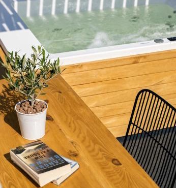 Dome suite,hot tub,sea view in Firostefani!