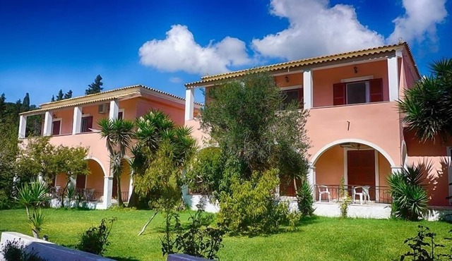 Dora Apartment 4 - in a quiet location only 300m from the sandy beach - in the bay of Agios Geo