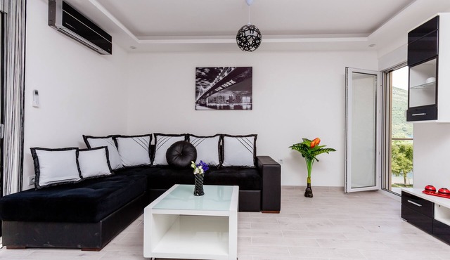 Dream Vacation Apartments- Black Apartment