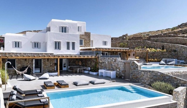 Dream View Villa, 2 min walk to the sandy beach! 11 bedroom accommodation in Kalafatis