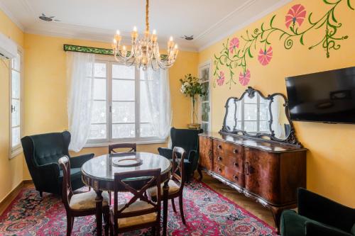 Eclectic 4-Bed, 4-Bath Apt in Central Athens - AK1
