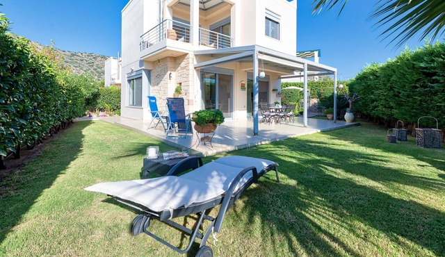 Elegant maisonette with Garden, steps to the Beach