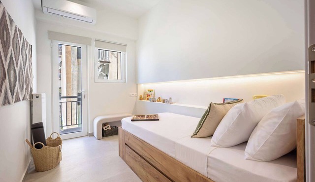 Elegant & Spacious 3BR l Balcony Pagrati in Athina