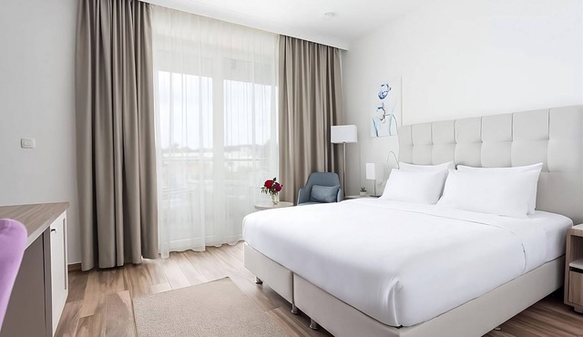 Enjoy a Hassle-Free and Suiting Stay! Beachfront, Outdoor Pools & Free Parking!