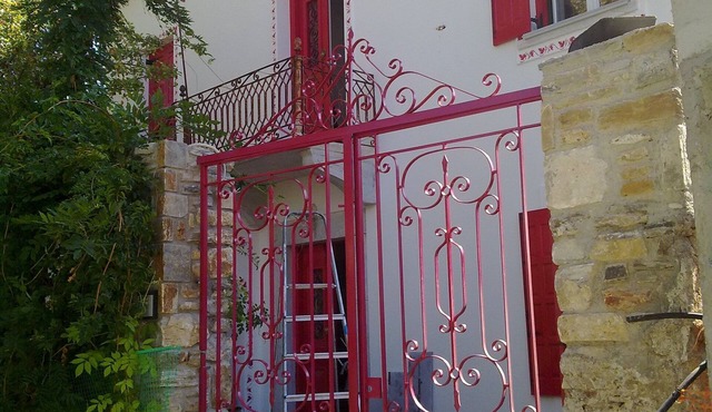 Epavli Sofia Horto, a 5-minute walk to the sea, ground-floor apartment in Argalasti