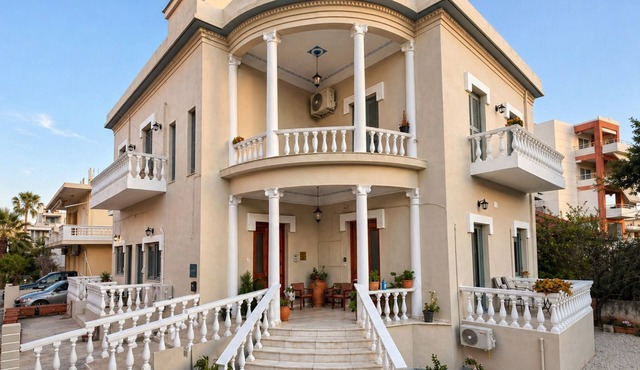 Epavlis Rodon Spacious 3BR 3 Min Walk to Beach Private Parking in Chania