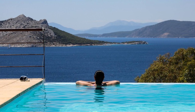 Eucalyptus Villa. Amazing views from an infinity pool