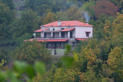 Evilion Traditional Inn in Lake Plastiras