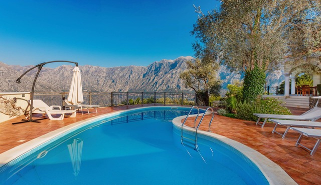 Exclusive 6 bedrooms villa with direct sea views Oranus