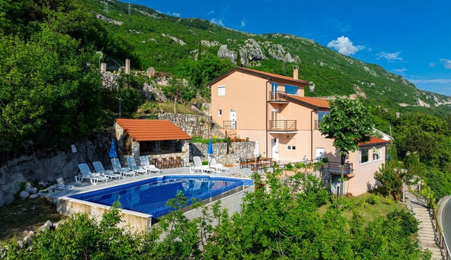 Fabulous 5-bedroom villa w/pool above Budva