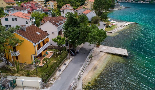 Family-friendly seafront apartment