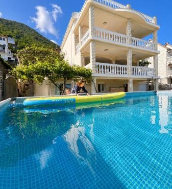 Family House with pool & sea view