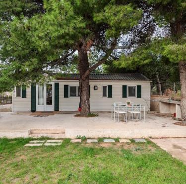 Family mobile home solar powered near the sea and the airport to share