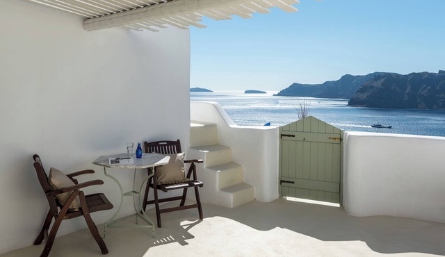 Family Suite with Private Whirlpool & Caldera View