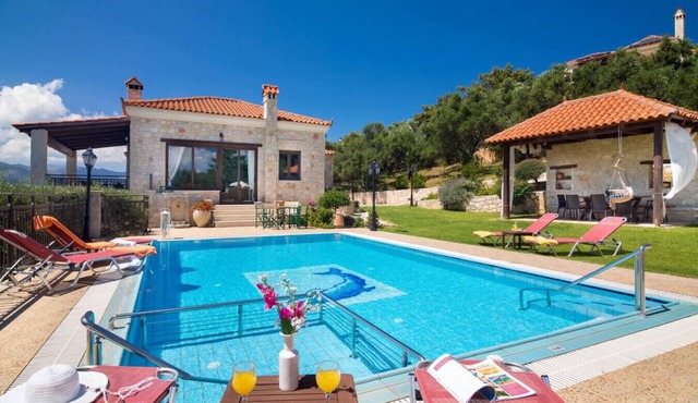 Family Villa w/Pool, Children Area, BBQ, Ping Pong in Chania
