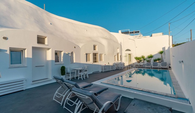 Fira-Cave-Sleeps 13-Parking-Pool-Pet Friendly