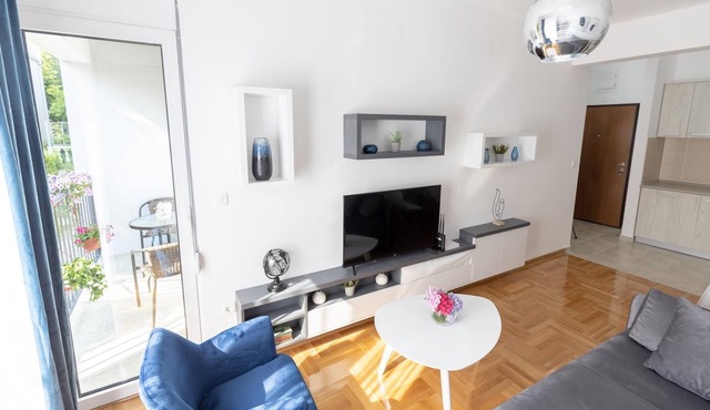 Flat w Balcony 3 min to Beach Near Budva Old Town