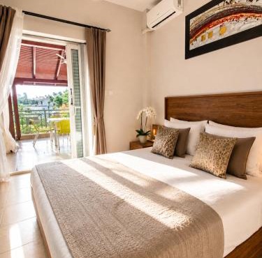 Flogita 5 Seaside Apartments - 150m from Beach, Ideal for Families & Groups