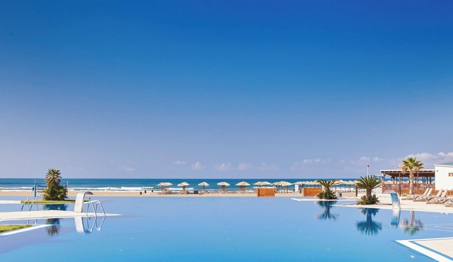 For the Whole Family! TWO Comfortable 2BR Suites, Beachfront, Outdoor Pools!