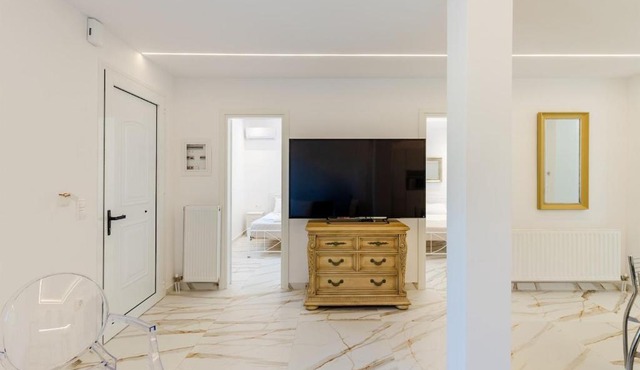 Forty-Two Bright 2-Bedroom Retreat in Molaoi