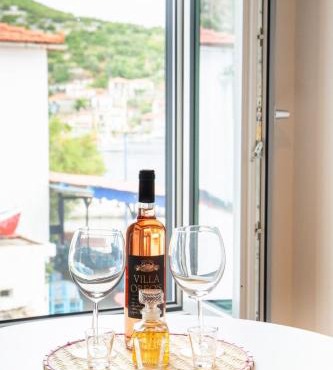 Gaia Trikeri Suites