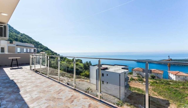 GH# New Penthouse with a pool and a sea view