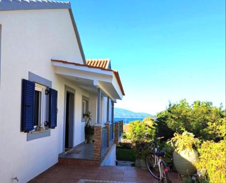 Giota's apartment 100m fro the beach