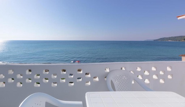 Golden sunset beach house in Skala Fourkas