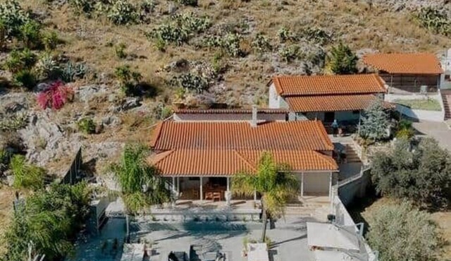 Two Individual Villas Pool & Spa tub 8 guests
