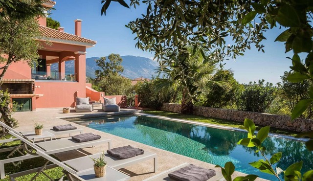 Great gardens, close to shops and tavernas.