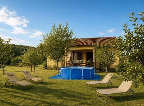 Green Little Cottage with Pool near Ostrog Monastery