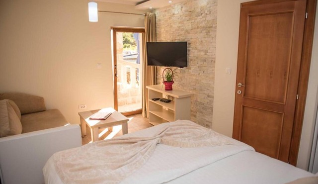Ground floor apartment, private beach and seaview