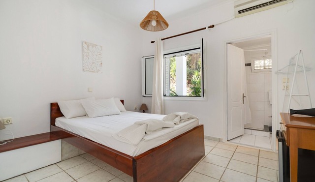 'Ground Floor' Room Shared Pool and Wi-Fi in Nikiana